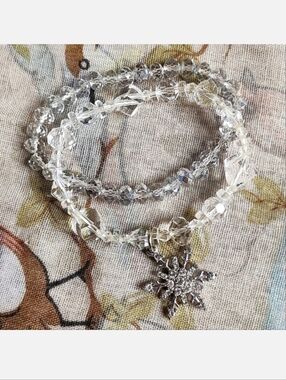Pair of 2 Clear Faceted Crystal Stretch Bracelets Vintage Silver Tone Snowflake